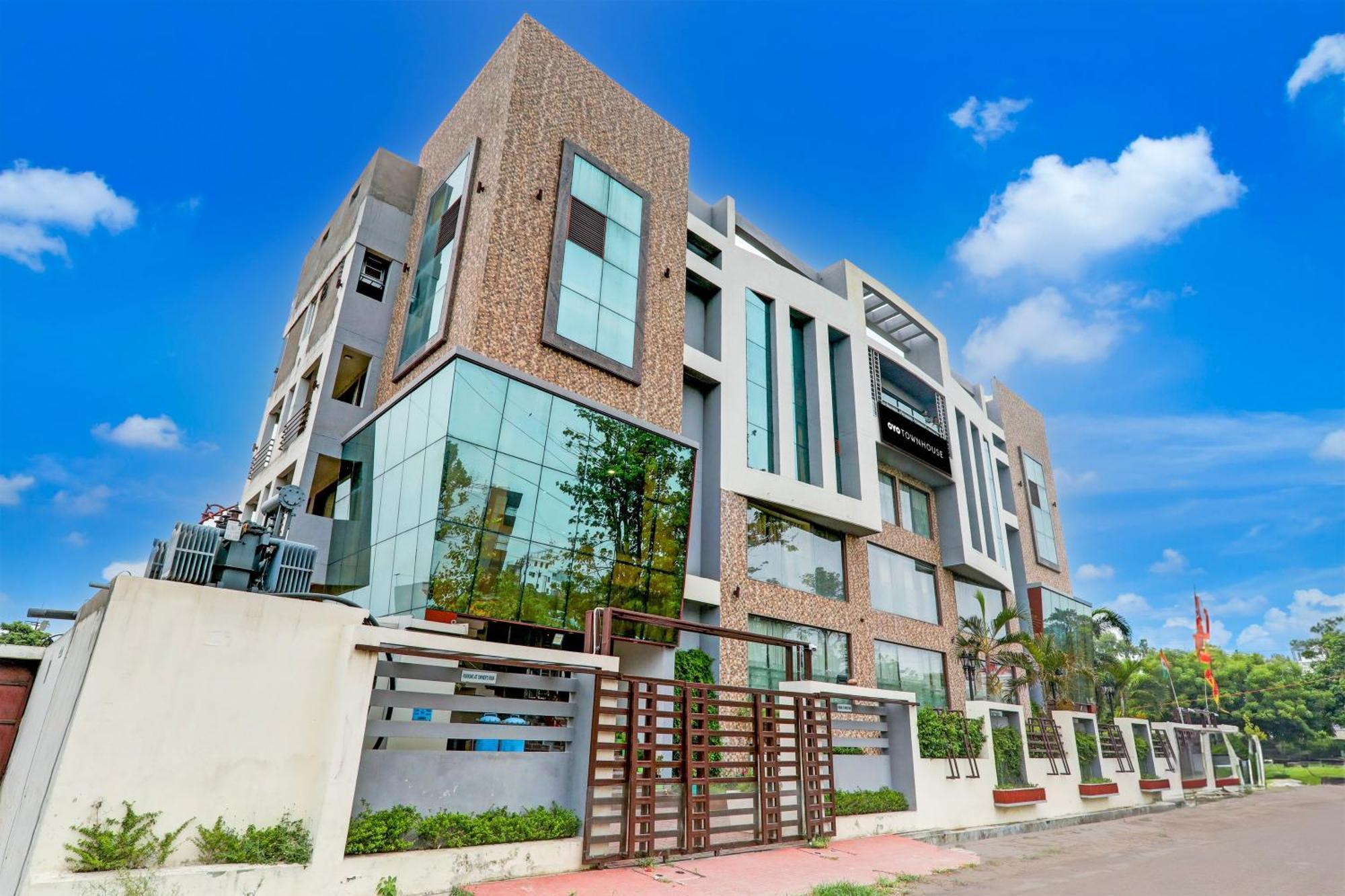 Townhouse Sakura Hotel Lucknow Exterior photo