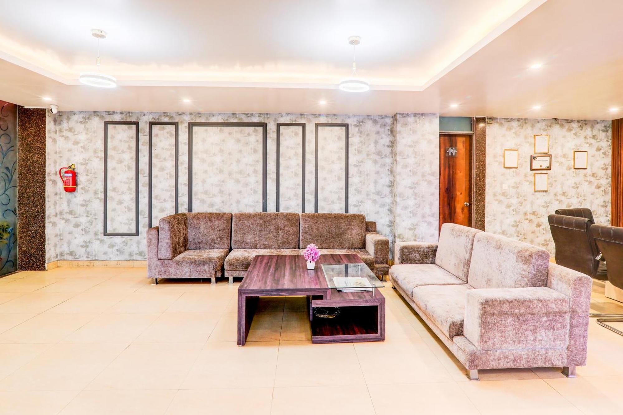 Townhouse Sakura Hotel Lucknow Exterior photo
